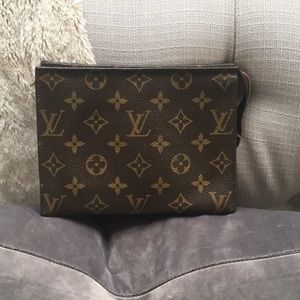 Medium lv 100% real cosmetic bag NO LOW BALLS ! 😬